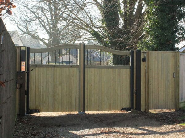 Hythe courtyard driveway gate with railing topper